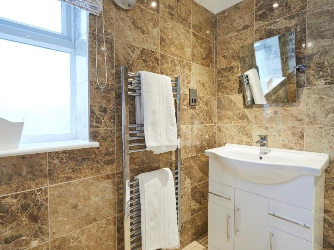 The Rose And Crown Hotell Thorpe-le-Soken Eksteriør bilde